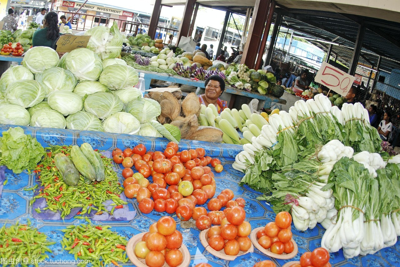 斐济,vitilevusigatoka,斐济妇女在市场上销售农产品。